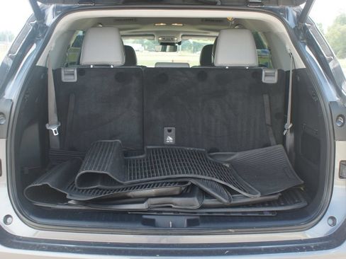 Used 2021 Toyota Highlander XLE AWD/4WD image 18