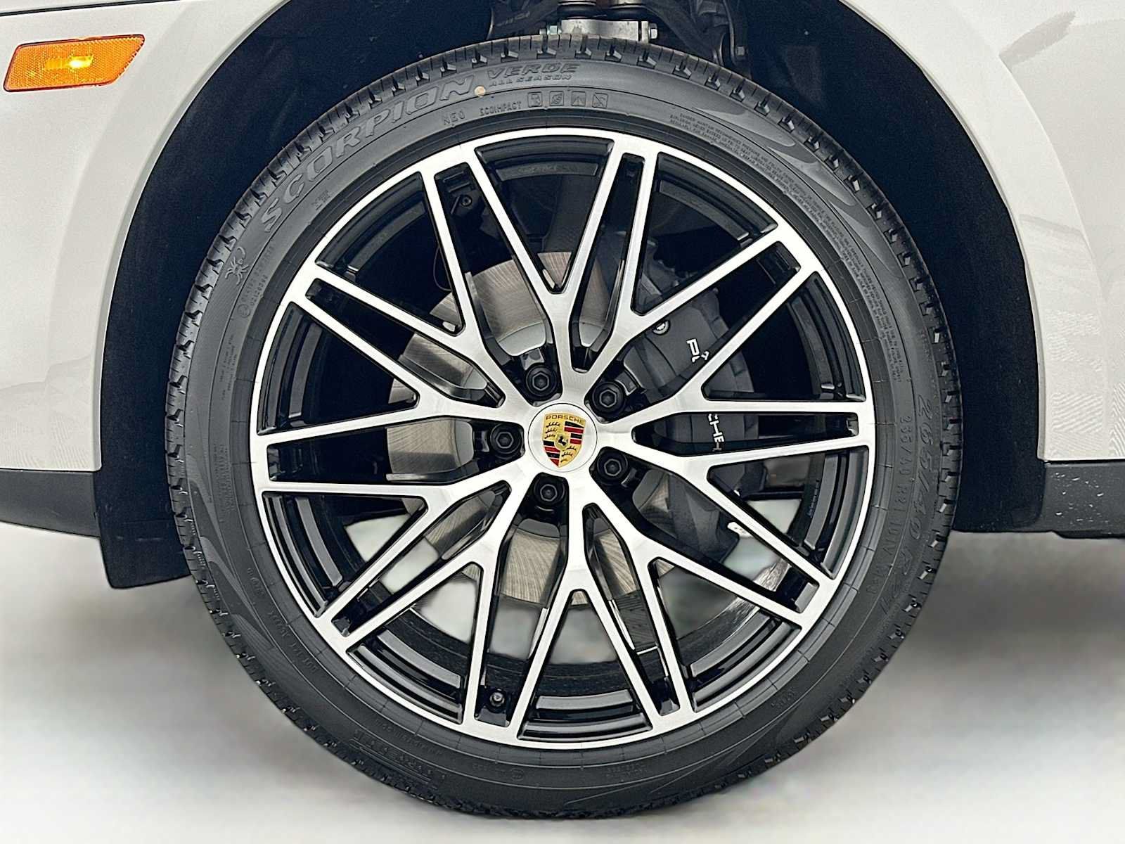 Used 2026 Porsche Macan AWD/4WD image 32