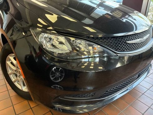 Used 2022 Chrysler Voyager LX FWD image 2