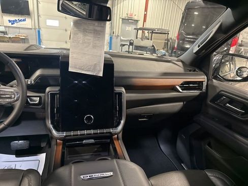 Used 2025 GMC Yukon XL Denali image 16
