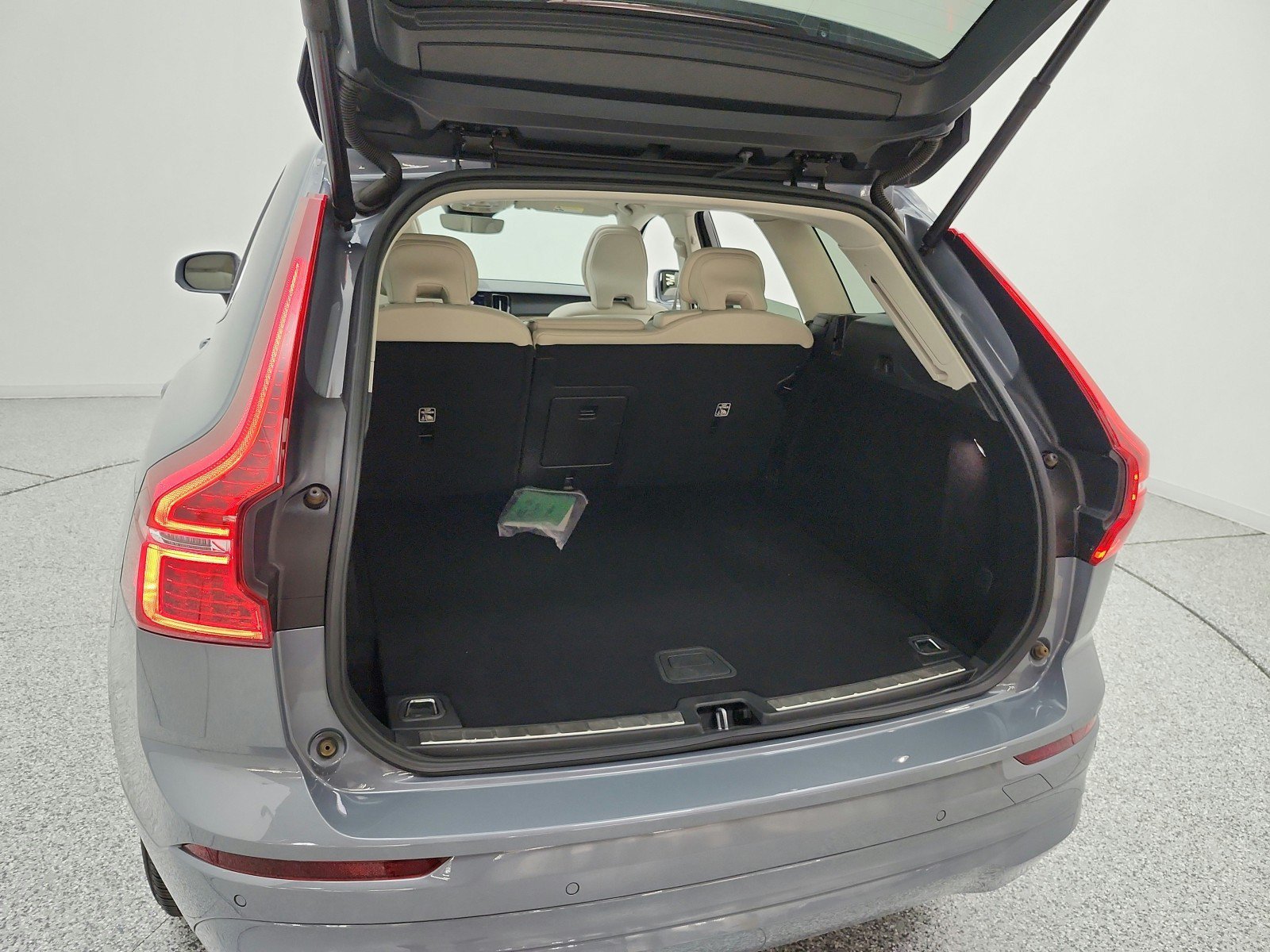 Used 2022 Volvo XC60 B5 Momentum AWD/4WD image 21