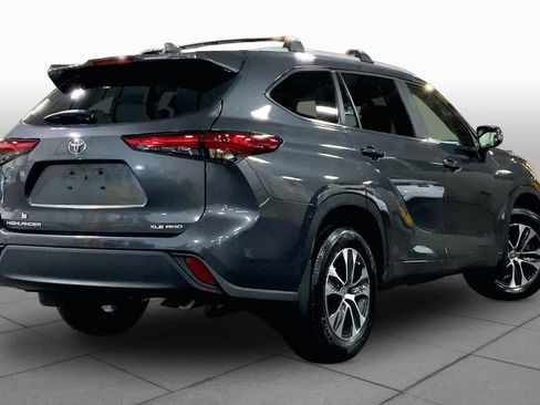 Used 2023 Toyota Highlander XLE AWD/4WD image 13