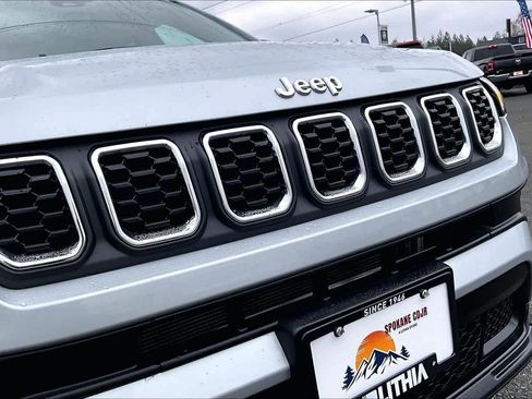 Used 2024 Jeep Compass Latitude image 33