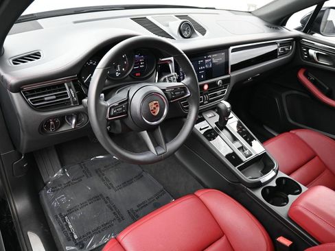Used 2025 Porsche Macan image 4
