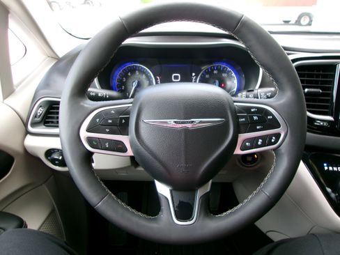 Used 2024 Chrysler Pacifica Touring-L FWD image 10