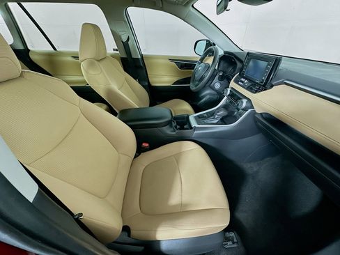 Used 2020 Toyota RAV4 LE image 28