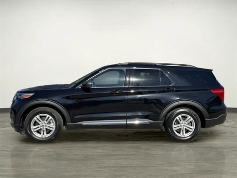 Certified 2022 Ford Explorer XLT image 3