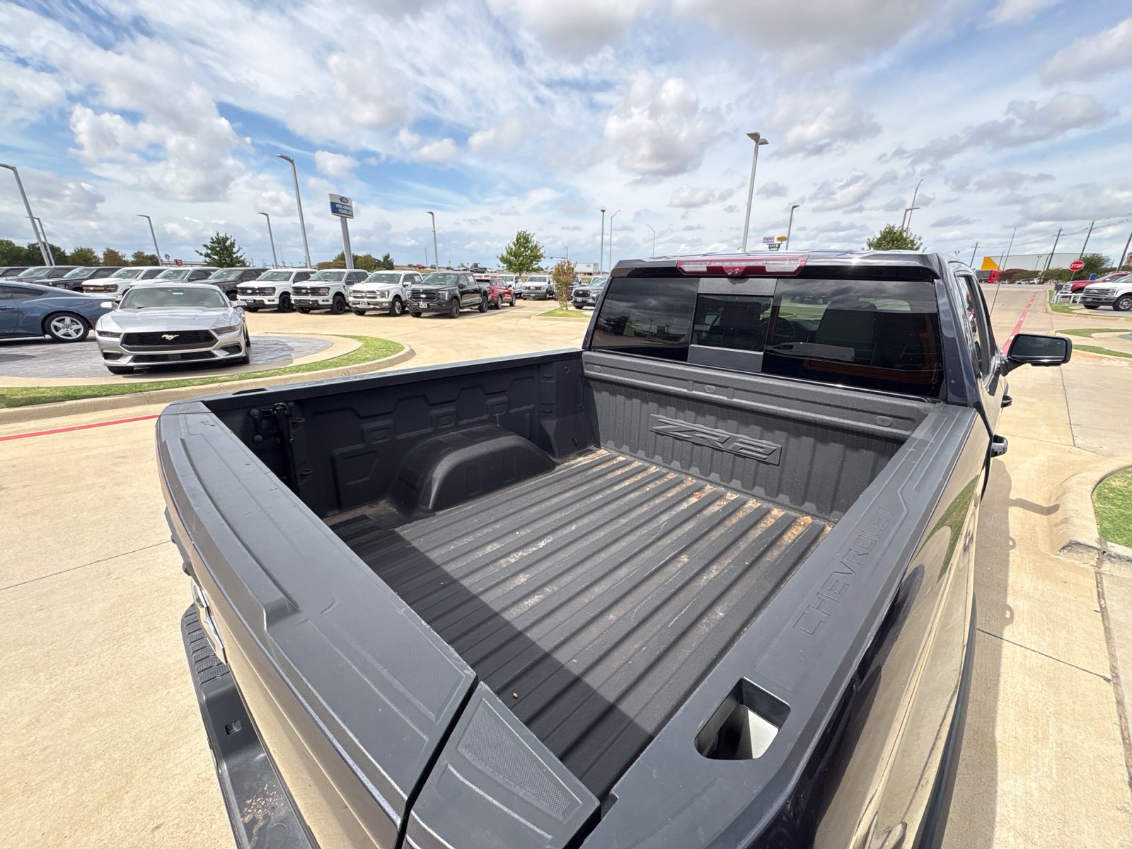 Used 2023 Chevrolet Silverado 1500 ZR2 w/ Technology Package AWD/4WD image 12