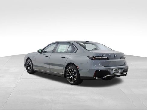 Used 2026 BMW 750e xDrive image 4