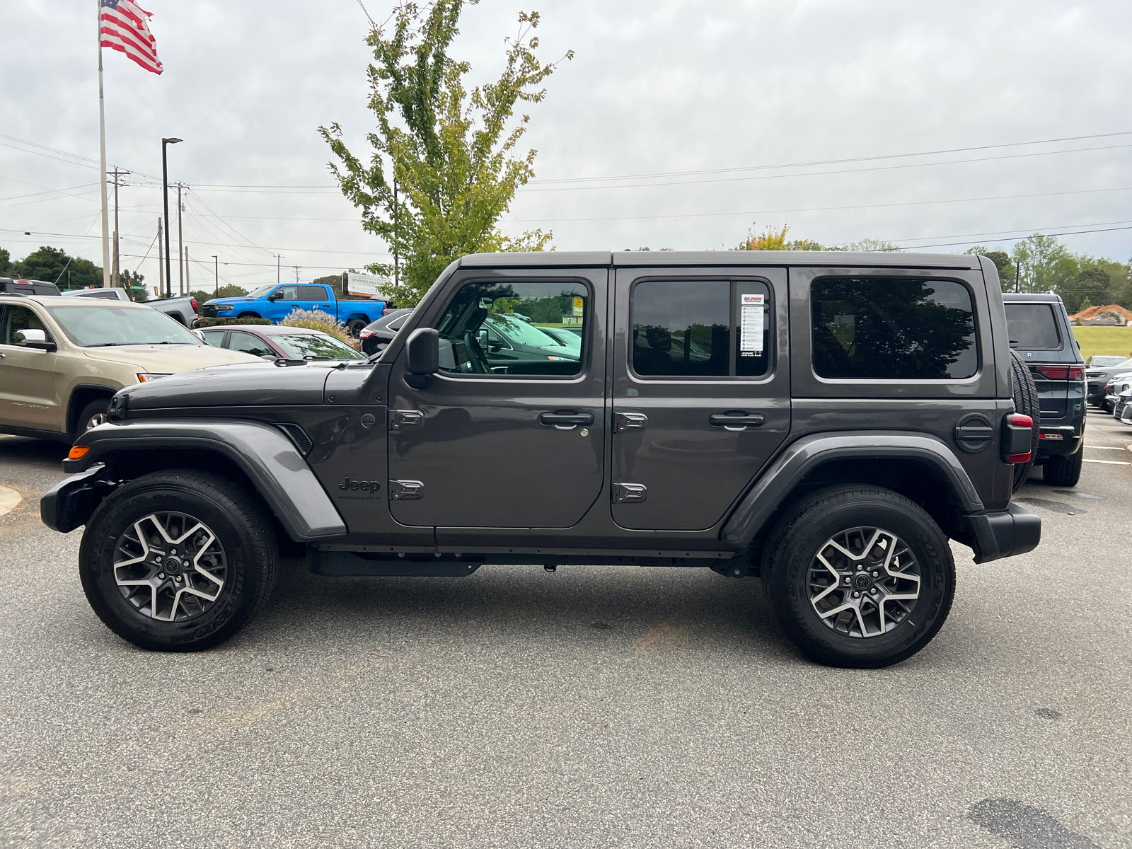 Used 2026 Jeep Wrangler Unlimited Sahara AWD/4WD image 11