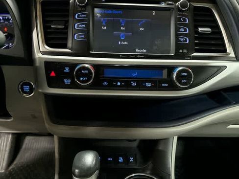 Used 2019 Toyota Highlander XLE AWD/4WD image 22