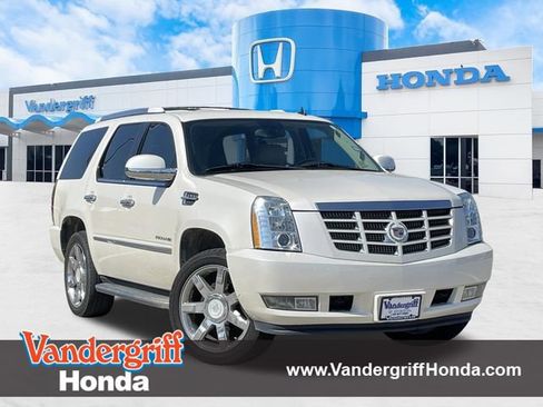 Used 2013 Cadillac Escalade AWD image 1