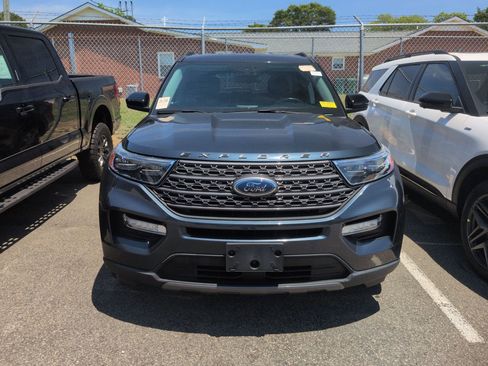 Used 2022 Ford Explorer XLT w/ Equipment Group 202A RWD image 3