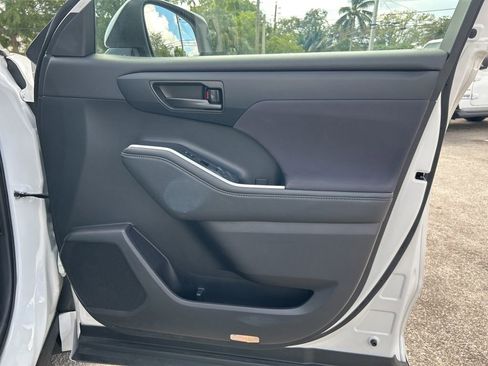 Used 2023 Toyota Highlander L image 26
