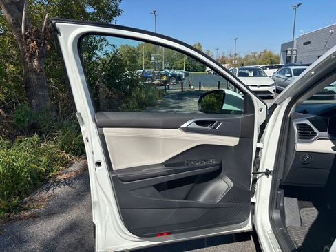 Certified 2025 Volkswagen Taos SE image 10