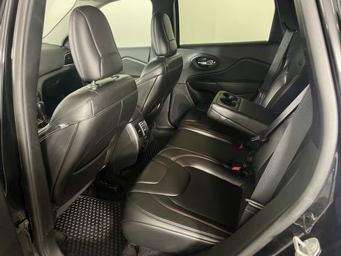 Used 2019 Jeep Cherokee Trailhawk w/ Cold Weather Group image 12