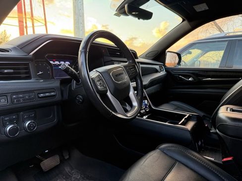 Used 2021 GMC Yukon Denali w/ Denali Premium Package image 10