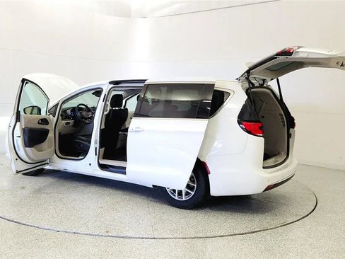 Used 2023 Chrysler Pacifica Touring-L FWD image 11