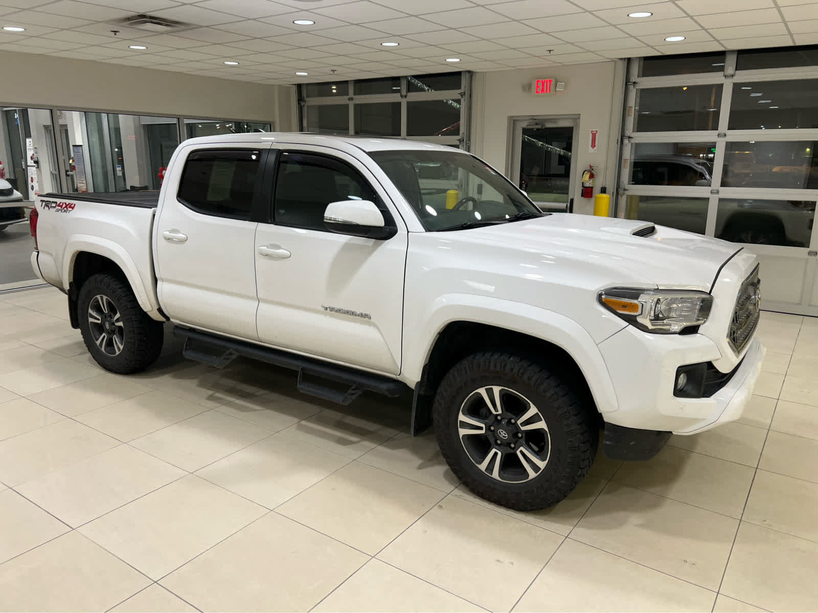 Used 2017 Toyota Tacoma TRD Sport AWD/4WD image 1