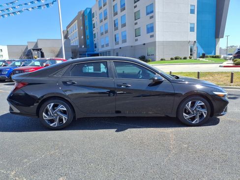 Certified 2025 Hyundai Elantra Sport image 8