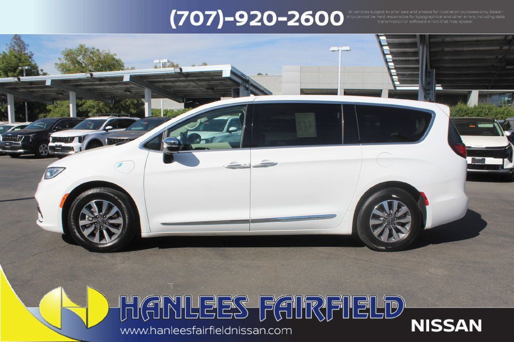 Used 2023 Chrysler Pacifica Limited FWD image 2