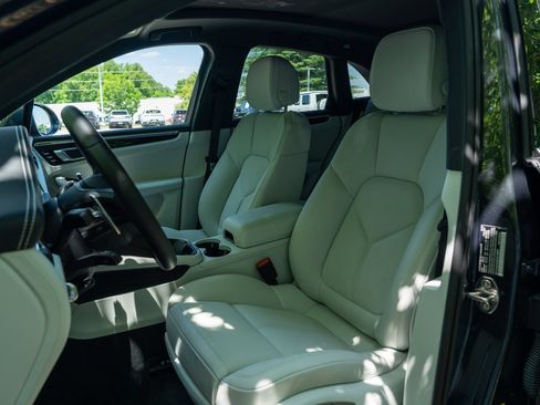 Certified 2025 Porsche Macan AWD/4WD image 5