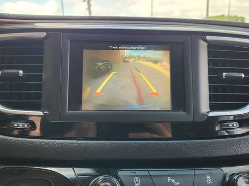 Used 2018 Chrysler Pacifica Touring-L FWD image 19