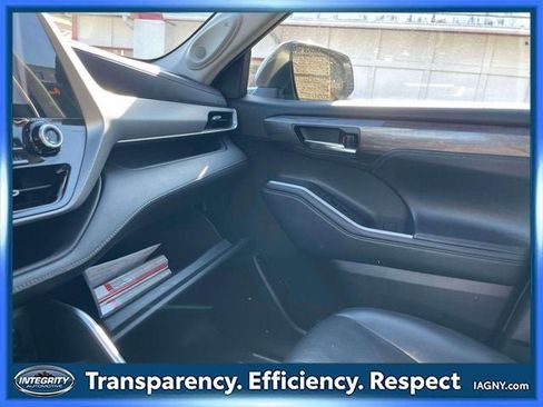 Used 2021 Toyota Highlander Platinum image 35