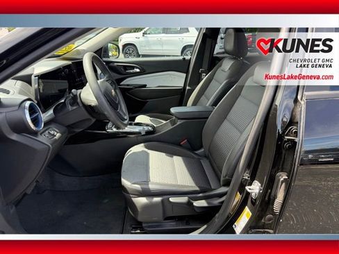 Used 2025 Chevrolet Trax LT FWD image 13
