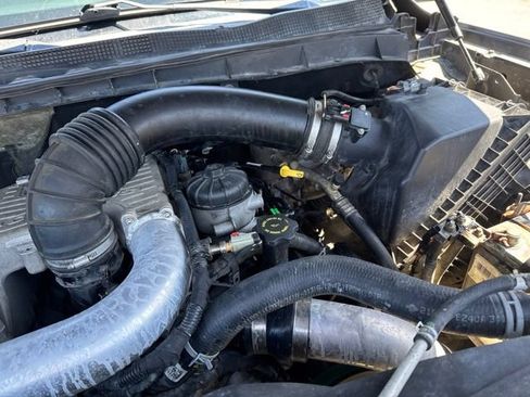 Used 2018 Nissan Titan SV AWD/4WD image 8