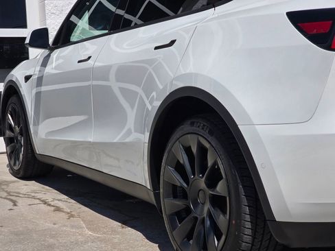 Used 2021 Tesla Model Y Long Range image 40