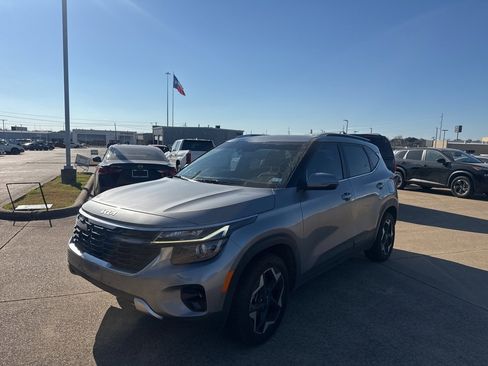 Used 2024 Kia Seltos EX image 3