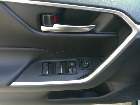 Used 2023 Toyota RAV4 SE w/ Convenience Package image 18