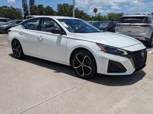 Used 2024 Nissan Altima 2.5 SR FWD image 2