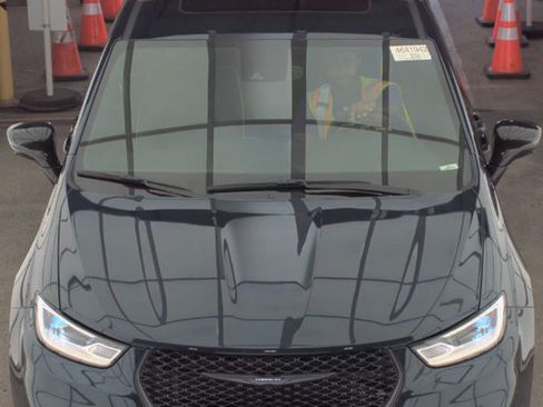 Used 2024 Chrysler Pacifica Limited w/ S Appearance Package FWD image 3