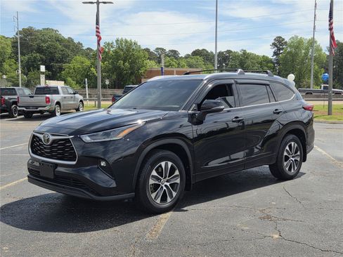 Used 2021 Toyota Highlander XLE FWD image 1