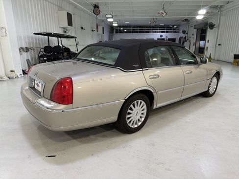 Used 2005 Lincoln Town Car Signature Limited image 5