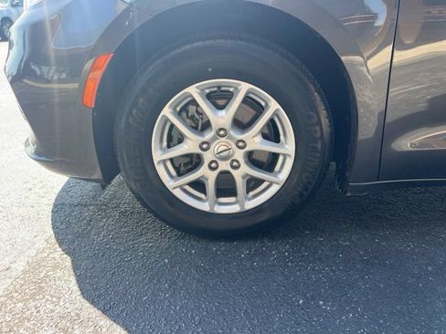 Used 2023 Chrysler Pacifica Touring-L FWD image 5