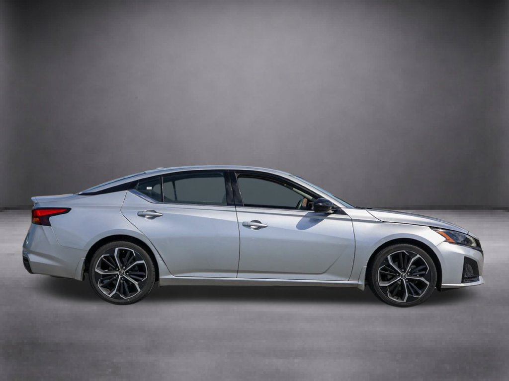 Used 2023 Nissan Altima 2.5 SR FWD image 3