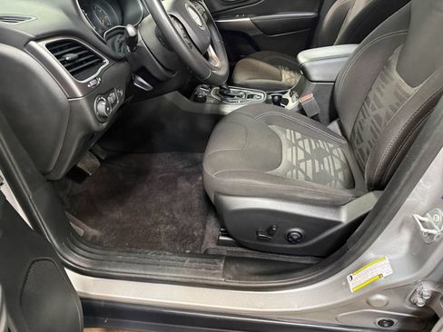Used 2019 Jeep Cherokee Latitude w/ Comfort & Convenience Group AWD/4WD image 57
