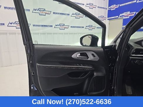 Used 2025 Chrysler Pacifica Limited image 11