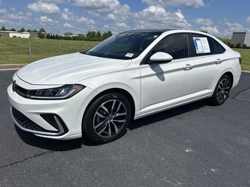 Used 2025 Volkswagen Jetta SE w/ Sunroof Package FWD image 5