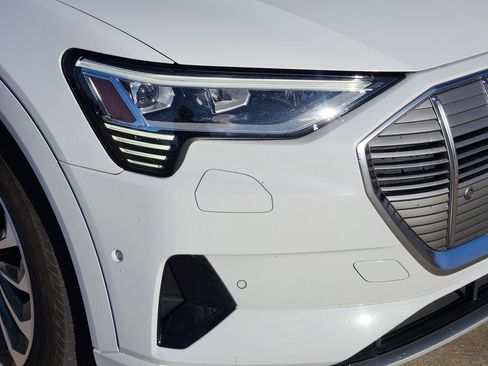 Used 2019 Audi e-tron Prestige image 9