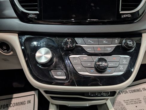 Used 2024 Chrysler Pacifica Touring-L FWD image 16