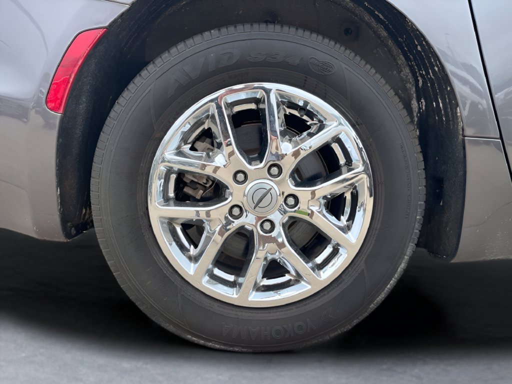 Used 2023 Chrysler Pacifica Touring-L FWD image 10