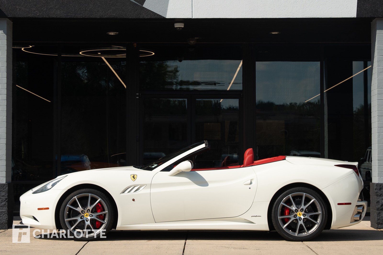 Used 2014 Ferrari California RWD image 1