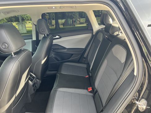Certified 2022 Volkswagen Taos SE w/ Panoramic Sunroof Package FWD image 28