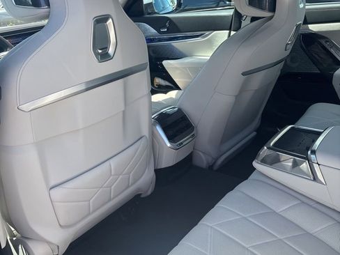 Used 2023 BMW i7 xDrive60 AWD/4WD image 4