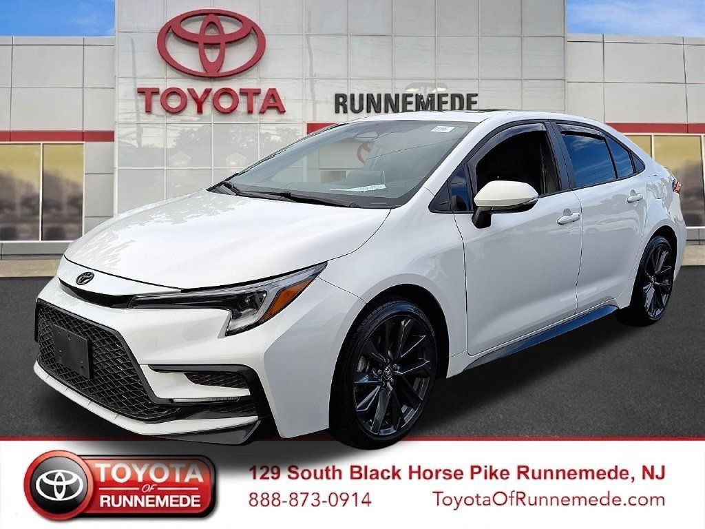 Used 2025 Toyota Corolla SE w/ SE Premium Package FWD image 3