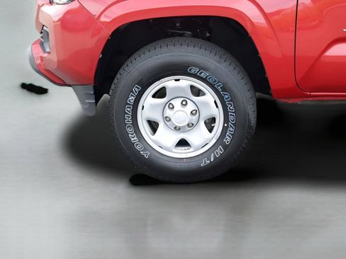 Used 2018 Toyota Tacoma SR5 RWD image 3
